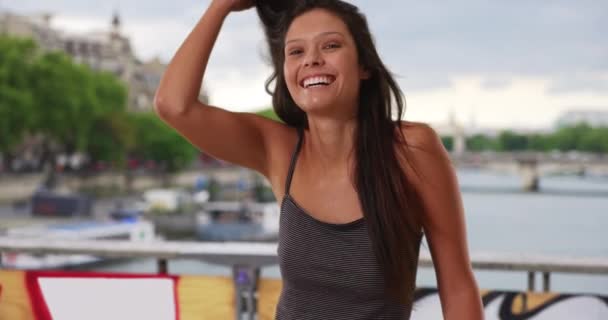 Paris Fransa Köprü Üzerinde Tankçı Giymiş Güzel Bir Beyaz Kız — Stok video