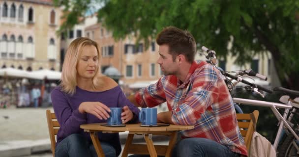 Atraktivní Kavkazský Pár Chatuje Pije Kávu Benátkách Muž Žena Užívají — Stock video