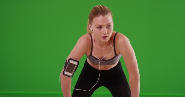 Uitgeput Jonge Vrouw Avond Run Stoppen Haar Smartwatch Controleren Voordat — Stockvideo