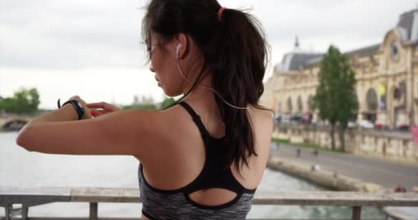 Donna Atletica Millenaria Che Controlla Progressi Dello Smartwatch Parigi Francia — Video Stock