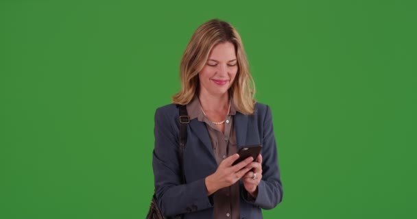在绿色屏幕上用智能手机发短信的职业女性 在绿色屏幕上键入或合成 — 图库视频影像