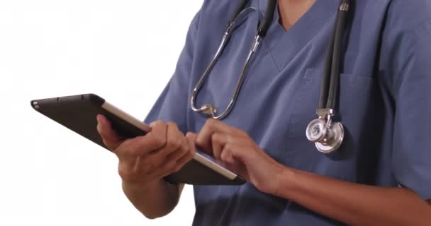 在白底电脑上工作的女护士或女医生的近照 医疗专业人员使用数字技术 — 图库视频影像