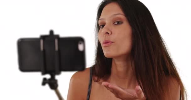 Primo Piano Carina Ragazza Bruna Casuale Utilizzando Bastone Selfie Sfondo — Video Stock