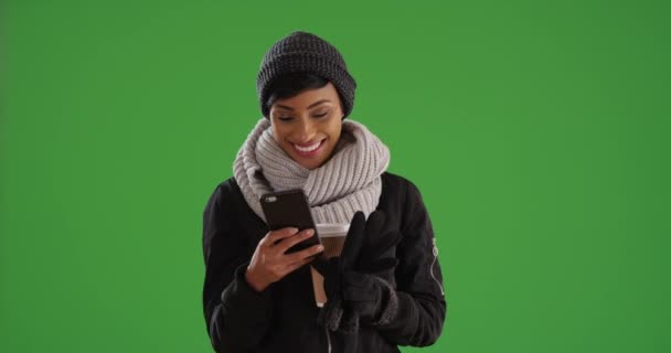 Roztomilá Afroameričanka Šátcích Vzkazech Mobilu Zelené Obrazovce Zelené Obrazovce Která — Stock video
