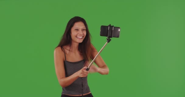 Aranyos Kaukázusi Lány Használ Okostelefon Selfie Stick Hogy Képeket Zöld — Stock videók