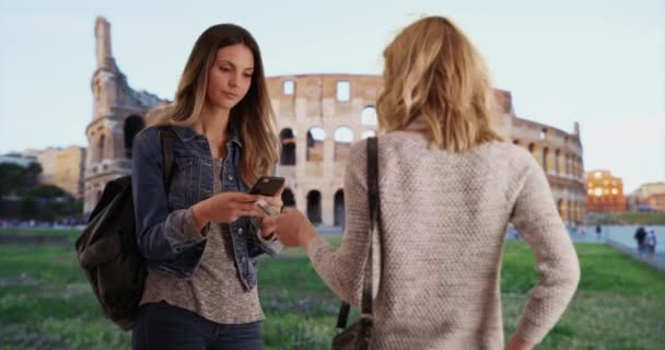 Dvě Bílé Kamarádky Neformálně Používají Smartphony Kolosea Římě Mladá Blondýnka — Stock video