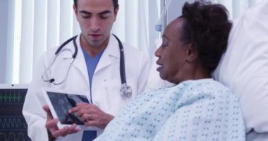 Tıp doktorunun tomografi sonuçlarına göre hastanın kafatasını kapatın. Üst düzey Afrikalı kadın taşınabilir tablette beyin tomografisi gösteriyor.