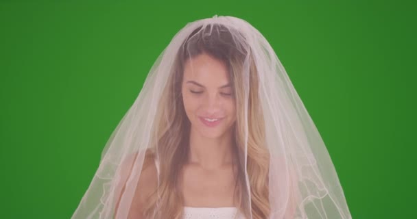 Schöne Braut Enthüllt Ihr Gesicht Und Kichert Die Kamera Auf — Stockvideo