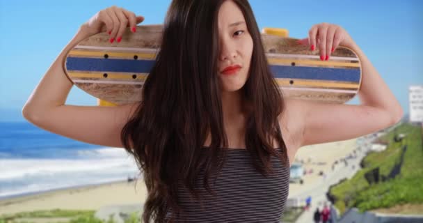Grungy Skater Ragazza Posa Con Skateboard Dietro Testa Spalle Spiaggia — Video Stock