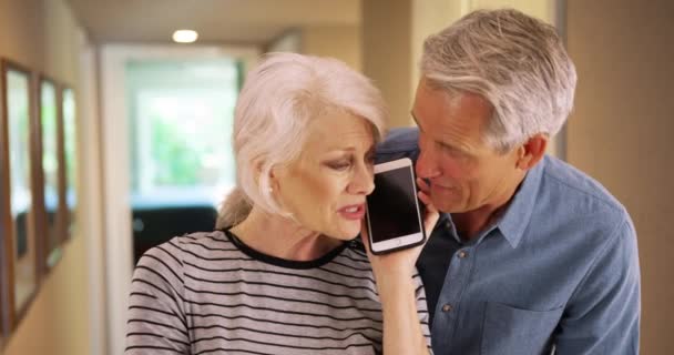 Старая Пара Разговаривает Семьей Смартфону Пожилая Пара Использует Мобильный Телефон — стоковое видео