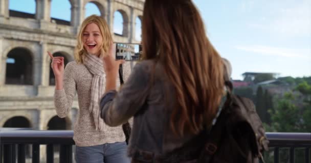Happy Wanita Pirang Muda Berlibur Roma Dengan Temannya Berpose Untuk — Stok Video