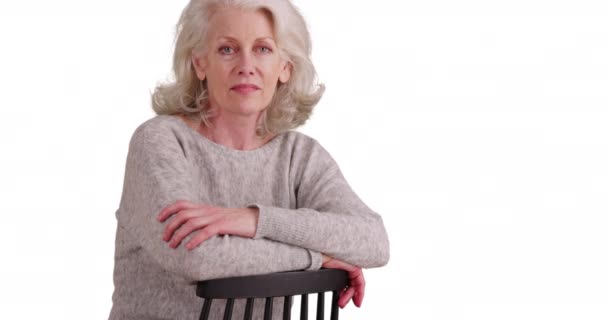 Dojrzała Kobieta Pięćdziesiątce Siedząca Krześle Patrząca Kamerę Poważnym Wyrazem Twarzy — Wideo stockowe