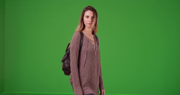 Yaşlarda Yeşil Ekranda Kameraya Bakan Beyaz Bir Kızın Portresi Anahtar — Stok video