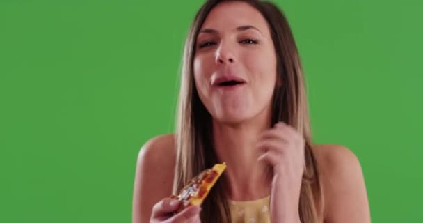 Blisko Szczęśliwej Milenijnej Kobiety Śmiejącej Się Zakrywającej Usta Jedząc Kawałek — Wideo stockowe