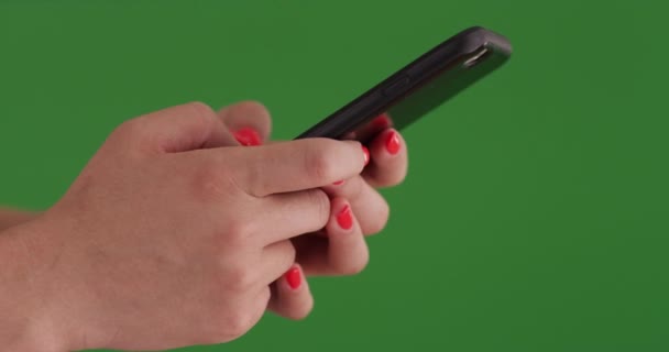 緑の画面にメッセージをテキストメッセージにスマートフォンデバイスを使用して若い女性のプロフィールビュー 緑の画面の前に携帯電話で若い女性のテキストメッセージのクローズアップ — ストック動画