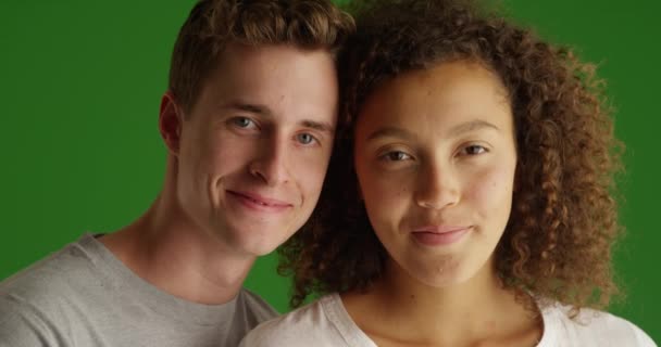 Portrét Krásného Mladého Páru Usmívajícího Zelené Obrazovce Zelené Obrazovce Která — Stock video