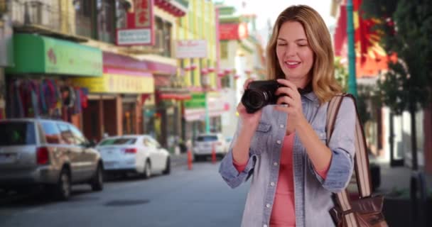 Mulher Alegre Visitando Tirando Fotos Chinatown São Francisco Turista Amigável — Vídeo de Stock