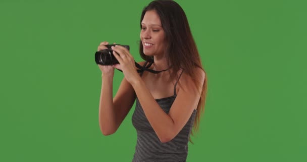 Giovane Donna Gioiosa Che Utilizza Fotocamera Dslr Scattare Foto Davanti — Video Stock