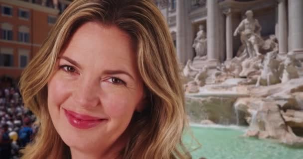 ローマの楽しい女性観光客の肖像画を閉じます トレビの泉で白人女性笑いと笑顔 — ストック動画
