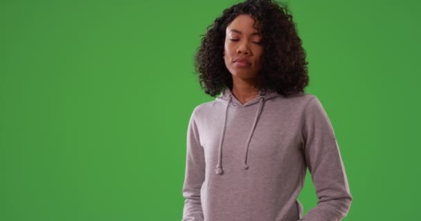 Fajna Pewna Siebie Młoda Czarna Kobieta Szarej Bluzie Kapturem Zielonym — Wideo stockowe