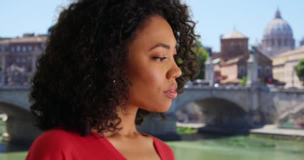 Страшная Африканская Женщина Смотрит Вдаль Риме Италия Солнечный День Миролюбивая — стоковое видео