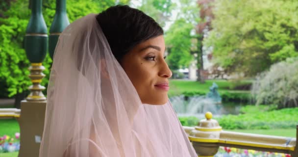 Seitenansicht Der Glücklichen Braut Draußen Garten Schön Und Aufgeregt Schwarze — Stockvideo