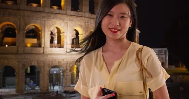 Κινέζα Τουρίστρια Χαμογελά Μπροστά Στο Κολοσσαίο Ενώ Κάνει Διακοπές Στη — Αρχείο Βίντεο