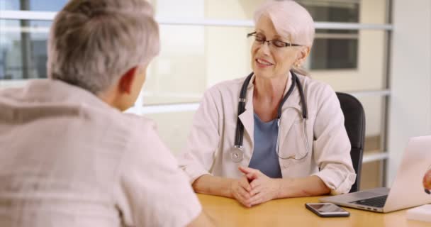 Doctora Mayor Hablando Con Una Paciente Mayor Consultorio Médico Altamente — Vídeos de Stock