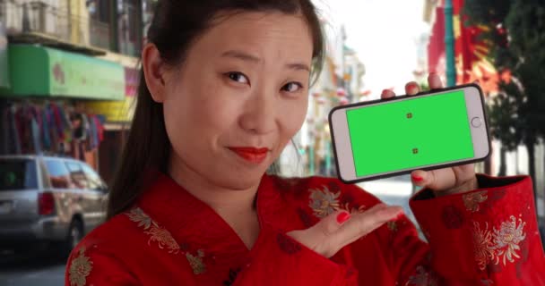 Радостная Женщина Тысячелетия Показывает Смартфон Зеленым Экраном Китайском Городе Сан — стоковое видео