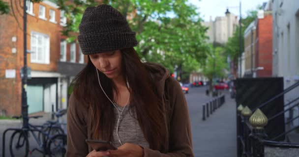 Mulher Rua Bairro Urbano Ouvir Música Streaming App Mensagens Texto — Vídeo de Stock