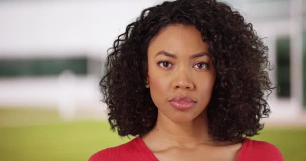 Крупный План Привлекательной Черной Женщины Вьющимися Волосами Смотрящей Камеру Вдумчивым — стоковое видео