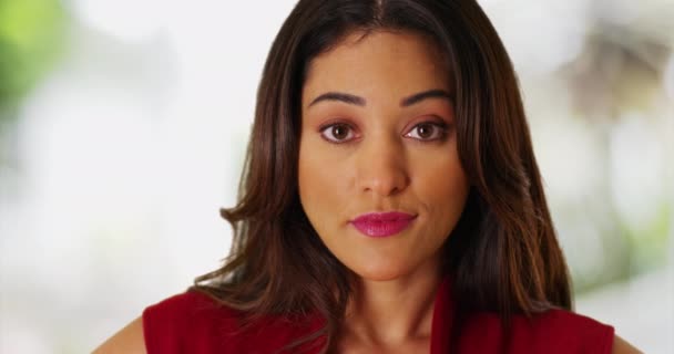 Nahaufnahme Einer Attraktiven Latina Die Mit Ruhigem Gesichtsausdruck Auf Unkonzentriertem — Stockvideo