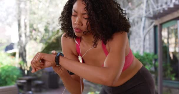 Güzel Siyah Bayan Koşucu Ara Veriyor Kalp Atışlarını Kontrol Ediyor — Stok video