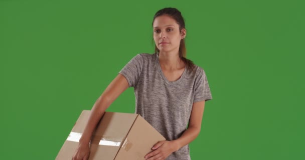 Sombria Menina Branca Carregando Caixa Papelão Para Transporte Tela Verde — Vídeo de Stock