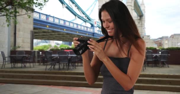 Londra Ngiltere Deki Güzel Seyahat Fotoğrafçısı Dsr Kamerasıyla Fotoğraf Çekiyor — Stok video
