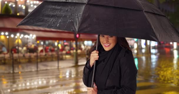 Mujer Latina Bonita Ciudad Pie Bajo Paraguas Mujer Sonriente Refugiándose — Vídeos de Stock