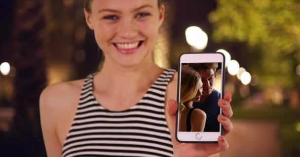 Neşeli Genç Milenyum Kızı Yeni Erkek Arkadaşının Portresini Telefonunda Paylaşıyor — Stok video