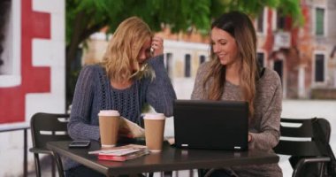 Seyahat haritasına bakan birkaç arkadaş Venedik, İtalya 'da gideceğimiz yeri bulmak için dizüstü bilgisayar kullanıyorlar. Avrupa 'da haritası ve dizüstü bilgisayarı olan iki güzel kız arkadaş. 4k