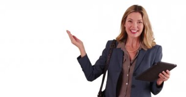 Dost canlısı Kafkasyalı iş kadını, beyaz arka planda, kopyalama alanı olan tablet bir cihaz kullanıyor. Stüdyoda kamerayla konuşan gülümseyen profesyonel iş adamının portresi. 4k