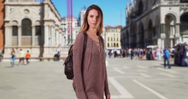 Tatildeki beyaz kadın Venedik 'te bir portre için poz veriyor. San Marco Meydanı 'nda sırt çantalı güzel bir genç kız. 4k