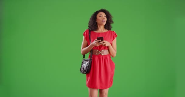Mulher Preta Elegante Vestido Vermelho Andando Mensagens Texto Com Telefone — Vídeo de Stock