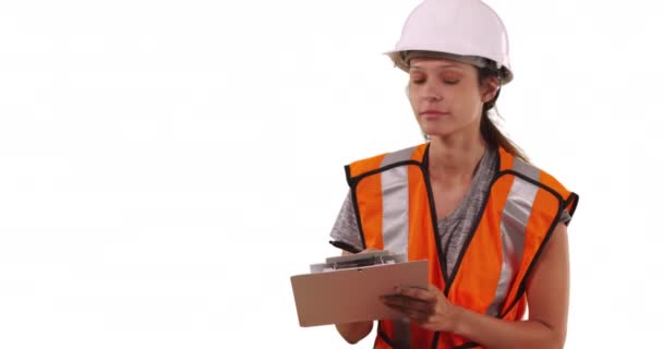 Mujer Trabajadora Construcción Hardhat Escritura Chaleco Seguridad Portapapeles Con Fondo — Vídeos de Stock