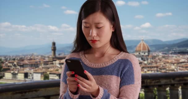 Belle Femme Millénaire Utilisant Appareil Téléphone Intelligent Pour Répondre Message — Video
