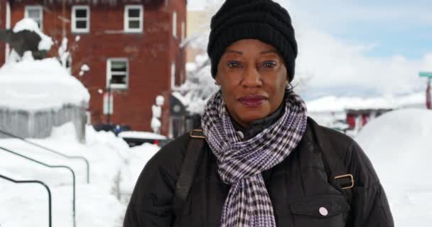 Retrato Uma Mulher Negra Idosa Parada Neve Mulher Afro Americana — Vídeo de Stock