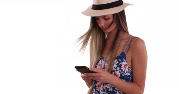 Millennial Mädchen Strampler Und Fedora Sms Telefon Auf Weißem Kopierraum — Stockvideo