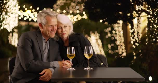 Draußen Sitzen Senioren Dicht Dicht Und Amüsieren Sich Ältere Paare — Stockvideo