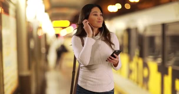 Mulher Hispânica Confiante Ouvindo Música Celular Dançando Estação Trem Noite — Vídeo de Stock