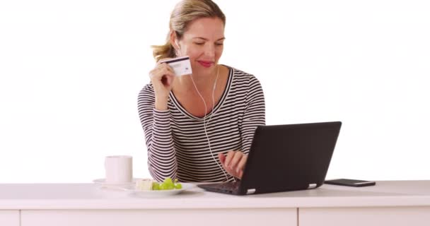 Blanke Vrouw Zit Aan Balie Het Maken Van Aankoop Laptop — Stockvideo