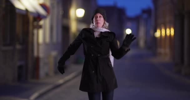 Atractiva Mujer Mayor Invierno Bailando Por Noche Calle Ciudad Europea — Vídeo de stock