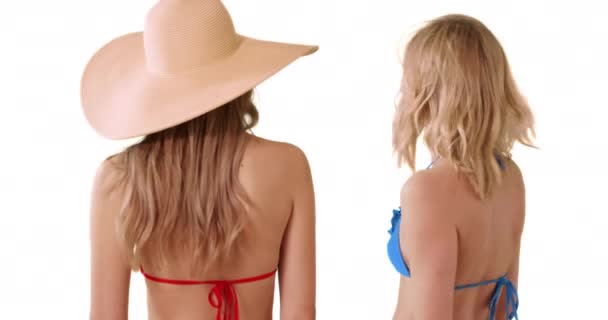 Bakre Närbild Ett Par Vackra Vita Tjejer Bikini Poserar Vit — Stockvideo